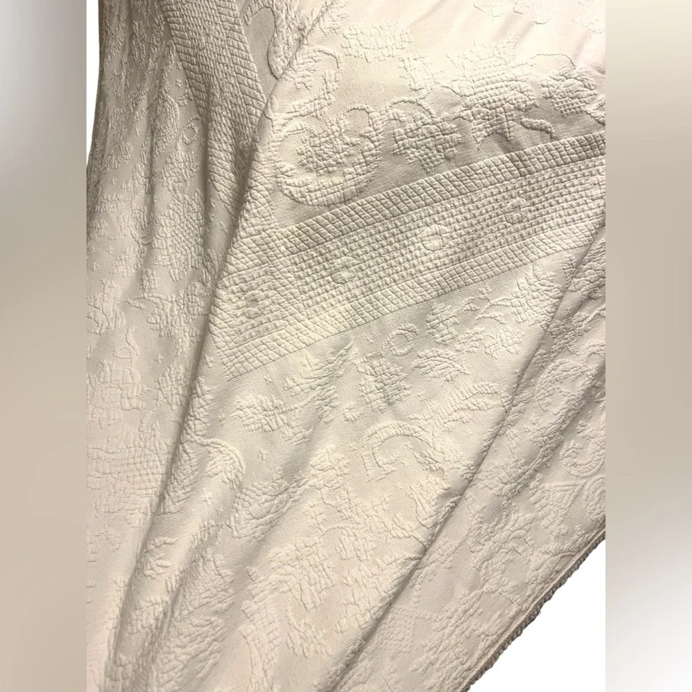 Vintage Bates Queen Elizabeth Bedspread White Cotton Matelasse Loomed Comforter